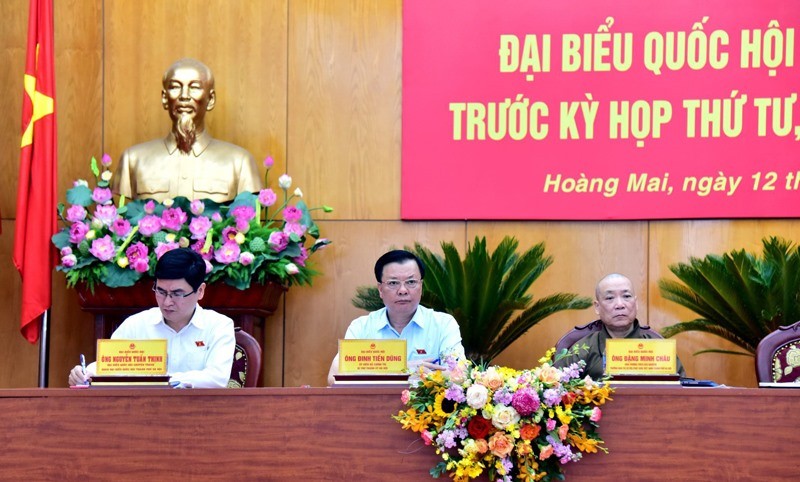 Bí thư Thành ủy Hà Nội Đinh Tiến Dũng tại hội nghị tiếp xúc cử tri. Ảnh: VGP