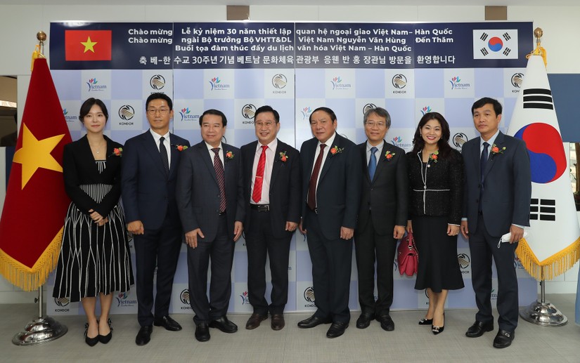Bộ trưởng Nguyễn Văn Hùng đến thăm Văn phòng đại diện xúc tiến Du lịch Việt Nam tại Hàn Quốc.