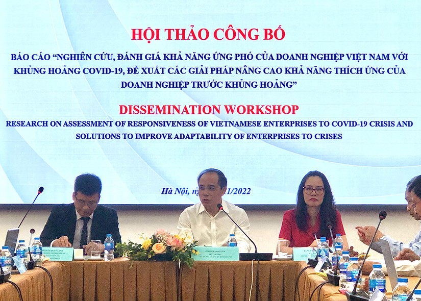 Hội thảo công bố báo cáo "Nghiên cứu, đánh giá khả năng ứng phó của doanh nghiệp Việt Nam với khủng hoảng Covid-19, đề xuất các giải pháp nâng cao khả năng thích ứng của doanh nghiệp trước khủng hoảng". Ảnh: Thảo Ngân