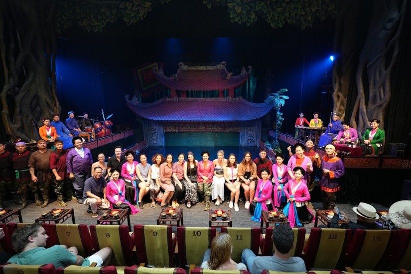 Đoàn famtrip Australia giao lưu với các nghệ sỹ Nhà hát Múa rối Thăng Long, Hà Nội. Ảnh: TTXVN 