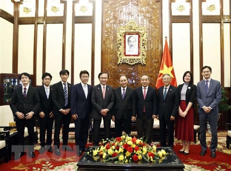 Chủ tịch nước Nguyễn Xuân Phúc và Thống đốc tỉnh Kanagawa Kuroiwa Yuji cùng các đại biểu.