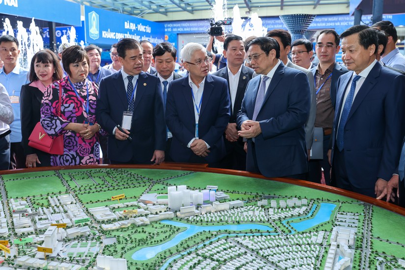 Thủ tướng xem không gian quy hoạch thành phố mới Bình Dương khi dự Hội nghị phát triển vùng Đông Nam Bộ ngày 26/11. Ảnh: VGP
