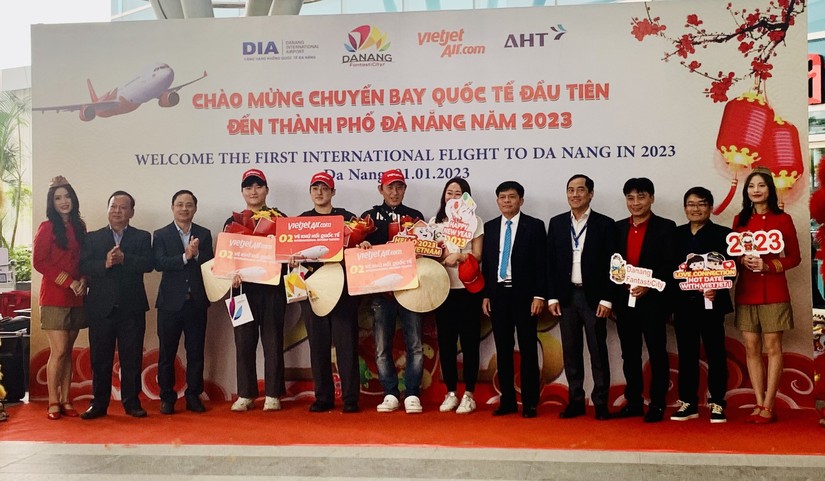 Đoàn khách quốc tế từ Incheon (Hàn Quốc) đặt chân đến Đà Nẵng ngày đầu năm mới 2023.