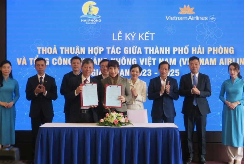 Bà Nguyễn Thị Thương Huyền - Giám đốc Sở Du lịch Hải Phòng ký kết hợp tác với hãng hàng không Vietnam Airlines.