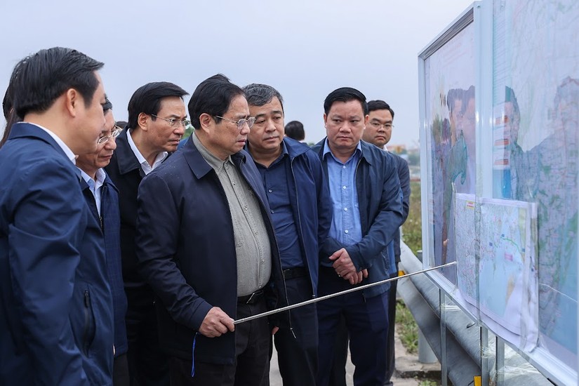 Thủ tướng xem Bản đồ hướng tuyến đường trục phát triển nối vùng kinh tế biển Nam Định với cao tốc cầu Giẽ - Ninh Bình. Ảnh: VGP