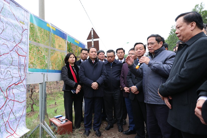 Thủ tướng Phạm Minh Chính đi kiểm tra thực địa dự án đường Vành đai 4 Vùng Thủ đô tại khu vực nút giao với đại lộ Thăng Long. Ảnh: VGP