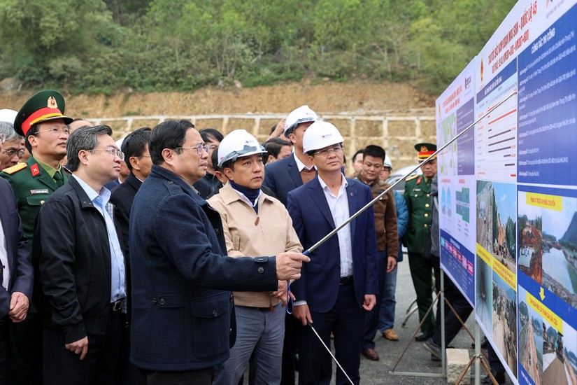 Thủ tướng cùng đoàn công tác nghe báo cáo về tình hình thực hiện dự án Mai Sơn-Quốc lộ 45. Ảnh: VGP