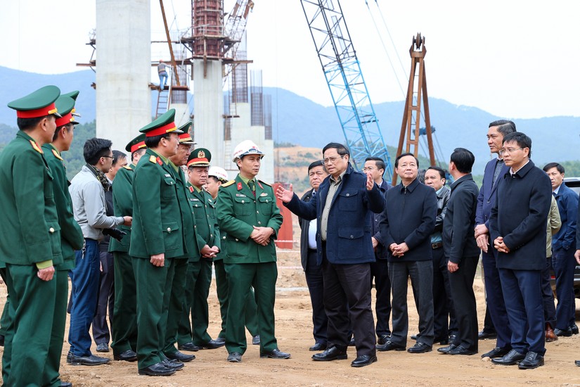 Thủ tướng Phạm Minh Chính kiểm tra dự án thành phần Diễn Châu-Bãi Vọt thuộc dự án cao tốc Bắc-Nam phía đông giai đoạn 1. Ảnh: VGP