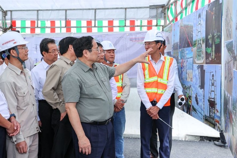 Thủ tướng Phạm Minh Chính kiểm tra tiến độ Dự án thành phần đầu tư xây dựng cầu Mỹ Thuận 2. Ảnh: VGP