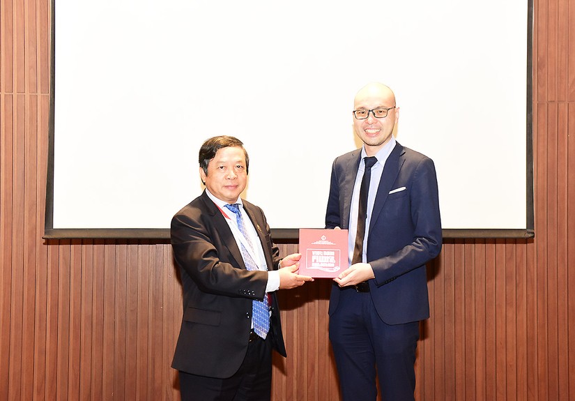 Thứ trưởng Đoàn Văn Việt tặng quà kỷ niệm đại diện Công ty Traveloka.