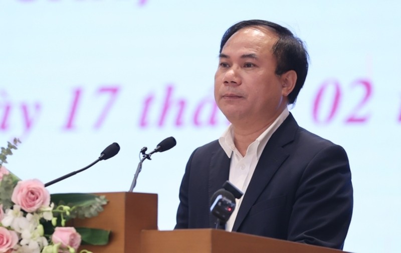 Thứ trưởng Bộ Xây dựng Nguyễn Văn Sinh trình bày báo cáo về tình hình thị trường bất động sản. Ảnh VGP.