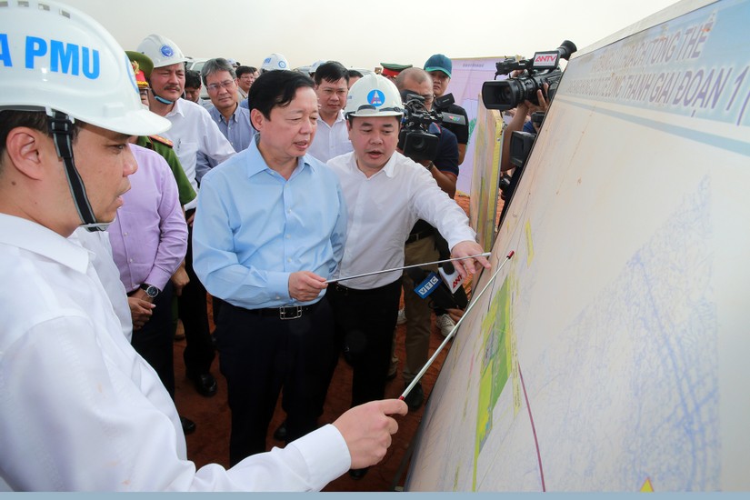 Phó Thủ tướng Trần Hồng Hà thị sát dự án cao tốc Bến Lức - Long Thành. Ảnh: VGP