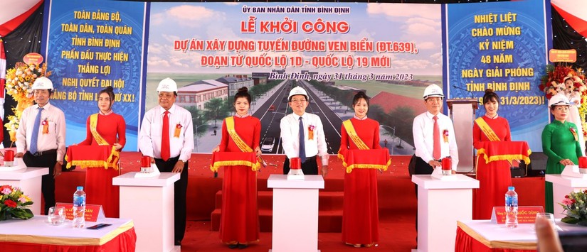 Các lãnh đạo tỉnh Bình Định bấm nút khởi công dự án. Ảnh: Binhdinh.gov