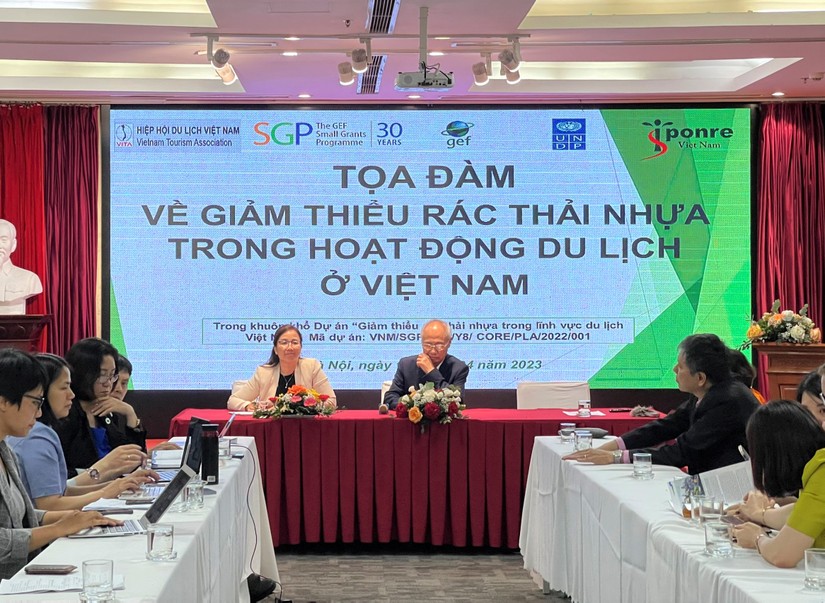 Tọa đàm về giảm thiểu rác thải nhựa trong lĩnh vực du lịch ở Việt Nam. Ảnh: Thảo Ngân