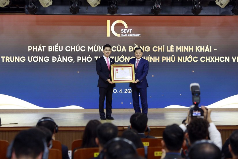 Phó Thủ tướng Lê Minh Khái trao Huân chương Lao động Hạng Ba của Chủ tịch nước cho công ty TNHH Điện tử Samsung Việt Nam Thái Nguyên. Ảnh: VGP