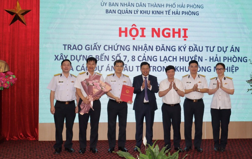 Trưởng Ban Quản lý Khu kinh tế Hải Phòng Lê Trung Kiên trao Giấy chứng nhận cho nhà đầu tư các dự án tại Hải Phòng. Ảnh: Haiphong.gov