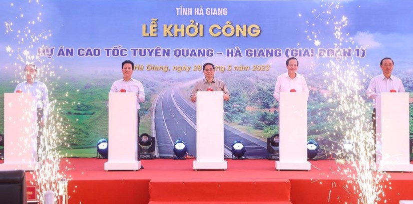 Thủ tướng Phạm Minh Chính và các đại biểu thực hiện nghi thức khởi công dự án cao tốc Tuyên Quang - Hà Giang giai đoạn 1. Ảnh: VGP