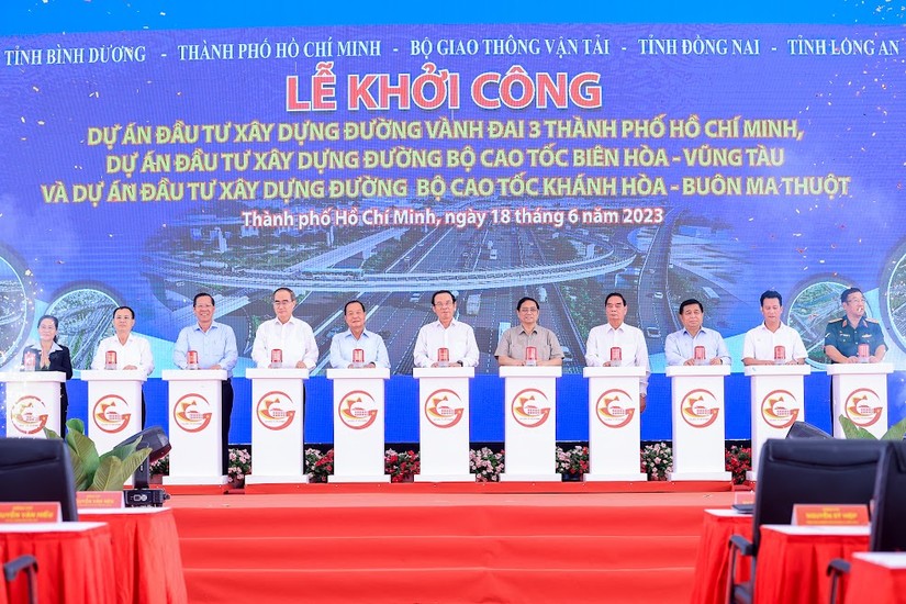 Thủ tướng Phạm Minh Chính và các đại biểu thực hiện nghi thức khởi công dự án. Ảnh: VGP.