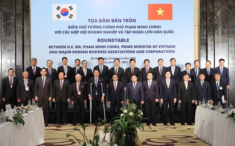 Thủ tướng Phạm Minh Chính và đại diện các hiệp hội doanh nghiệp và tập đoàn lớn của Hàn Quốc. Ảnh: TTXVN