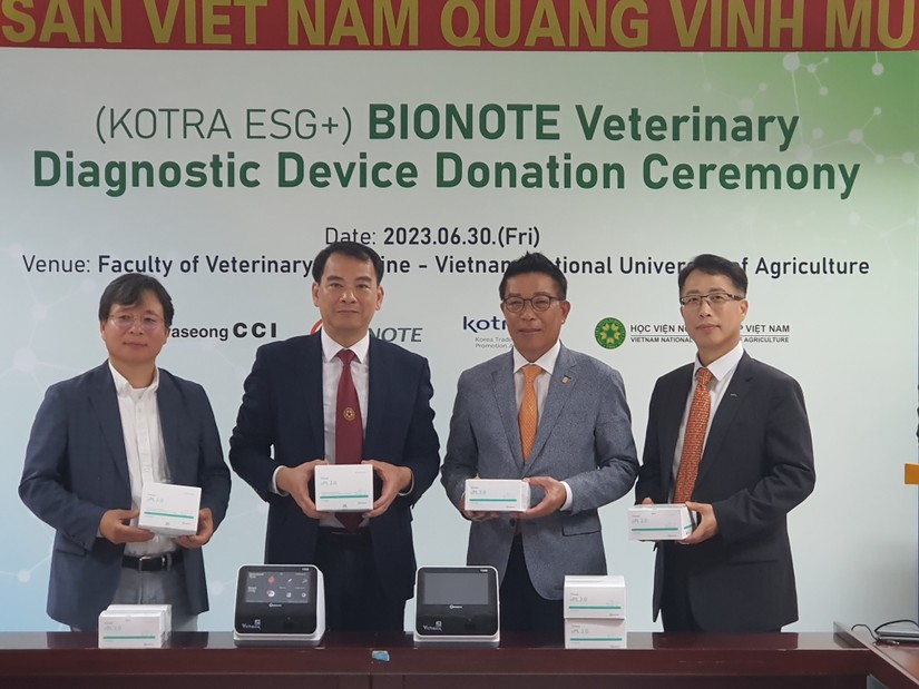 Công ty Bionote cùng với Phòng Thương mại và Công nghiệp Hwaseong Hàn Quốc trao tặng thiết bị xét nghiệm thú ý cho Học Viện Nông nghiệp Việt Nam.