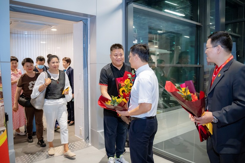 UBND tỉnh Thừa Thiên Huế tặng hoa chào đón các vị khách du lịch từ Côn Minh (Trung Quốc) đến với tỉnh Thừa Thiên Huế. Ảnh: VGP