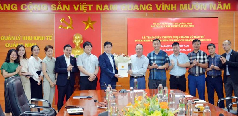 Ban Quản lý Khu kinh tế tỉnh, trao giấy chứng nhận đăng ký đầu tư dự án Parts Seiko Việt Nam. Ảnh: Quangninh.gov