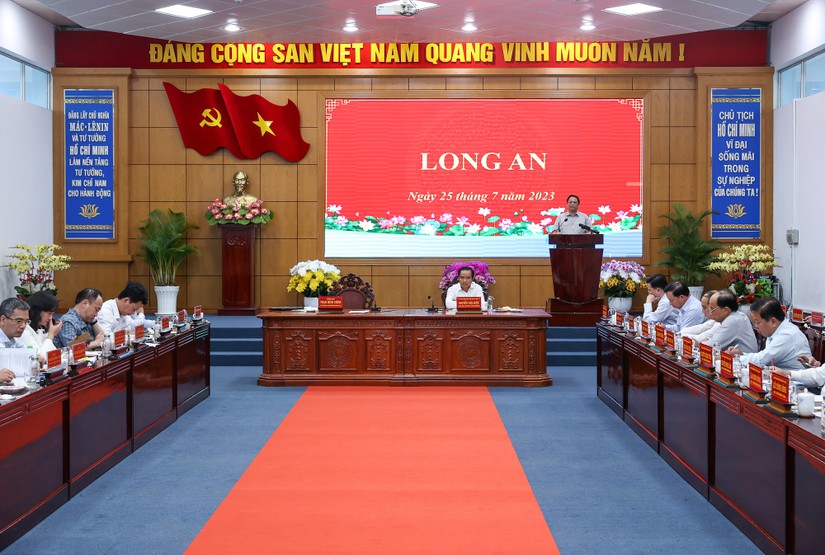 Thủ tướng Chính phủ Phạm Minh Chính làm việc với Ban Thường vụ Tỉnh uỷ Long An. Ảnh: VGP