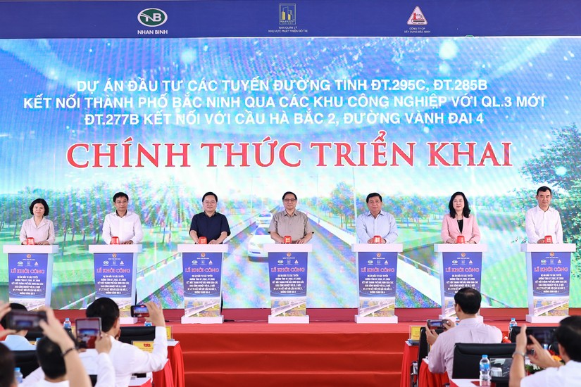 Thủ tướng Chính phủ Phạm Minh Chính cùng các đại biểu bấm nút khởi công 3 dự án đường kết nối. Ảnh: VGP