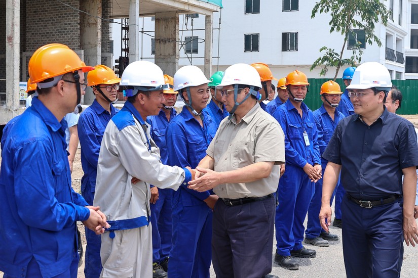 Thủ tướng Phạm Minh Chính làm việc tại dự án xây dựng nhà ở xã hội dành cho công nhân tại xã Thụy Hòa và xã Yên Trung, huyện Yên Phong, tỉnh Bắc Ninh. Ảnh: VGP