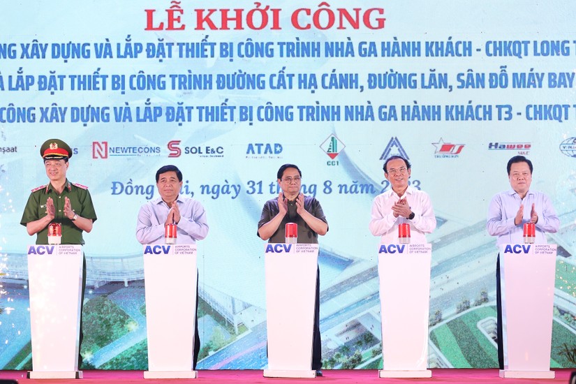 Thủ tướng Phạm Minh Chính bấm nút khởi công các gói thầu của 2 sân bay. Ảnh: VGP