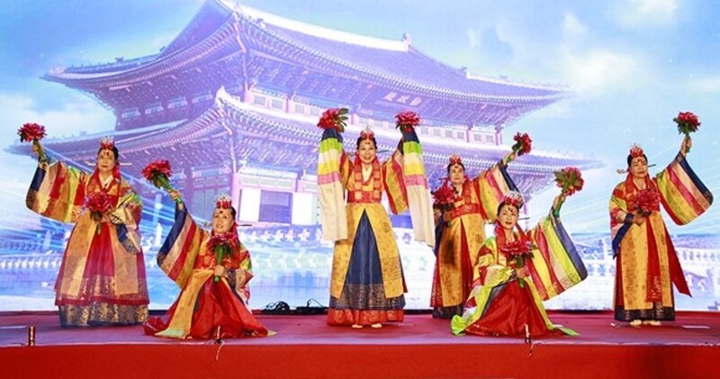 Các nghệ sĩ Hàn Quốc biểu diễn tại Lễ hội Việt Nam – Hàn Quốc. Ảnh: Báo Đà Nẵng.