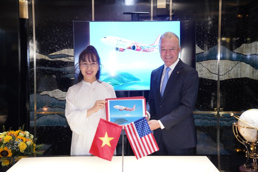 Chủ tịch Vietjet Nguyễn Thị Phương Thảo và Tổng giám đốc toàn cầu của Boeing Brendan Nelson thống nhất các nội dung hợp tác.