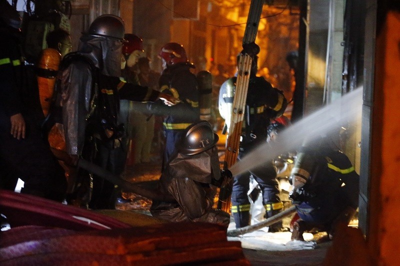 Lực lượng chữa cháy thực hiện công tác cứu hộ tại hiện trường vụ cháy chung cư mini Khương Hạ. Ảnh: Công an Hà Nội