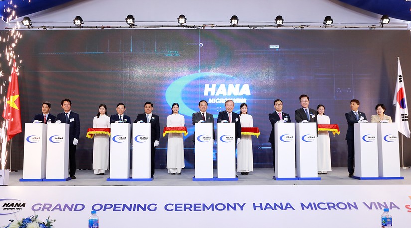 Các đại biểu nhấn nút khánh thành nhà máy sản xuất Hana Micron Vina 2. Ảnh: Bắc Giang.gov.