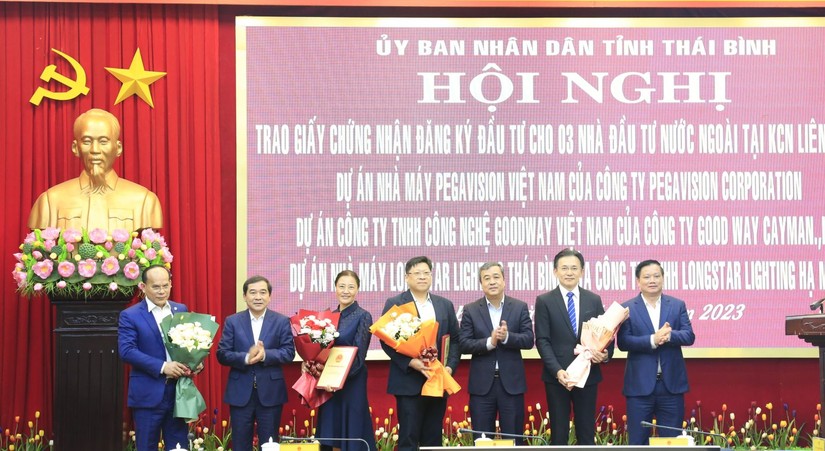 Các nhà đầu tư được trao giấy chứng nhận đăng ký đầu tư dự án vào KCN Liên Hà Thái. Ảnh: Thaibinh.gov