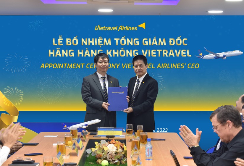 Chủ tịch HĐQT Vietravel Airlines Nguyễn Quốc Kỳ (phải) trao quyết định bổ nhiệm Tổng giám đốc Vietravel Airlines cho ông Nguyễn Minh Hải (trái). Ảnh: Vietravel.