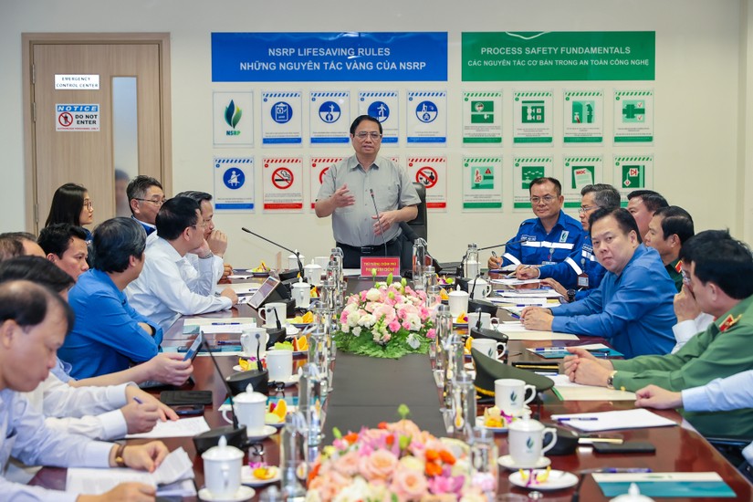 Thủ tướng làm việc với cán bộ, công nhân nhà máy Lọc hóa dầu Nghi Sơn. Ảnh: VGP.