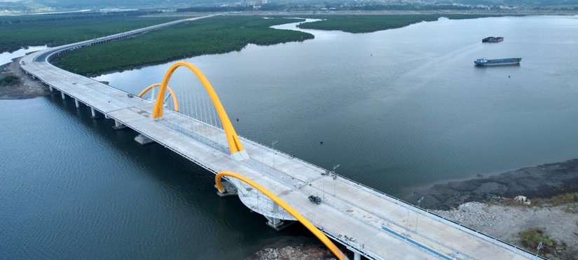 Cầu Cửa Lục 3 đang được hoàn thiện. Ảnh: Báo Quảng Ninh.
