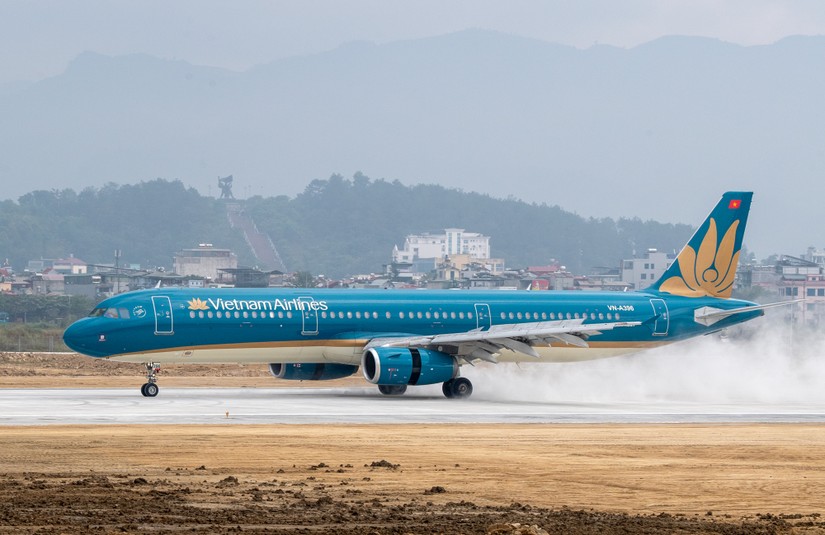 Máy bay Airbus A321 của Vietnam Airlines hạ cánh xuống sân bay Điện Biên ngày 1/12.