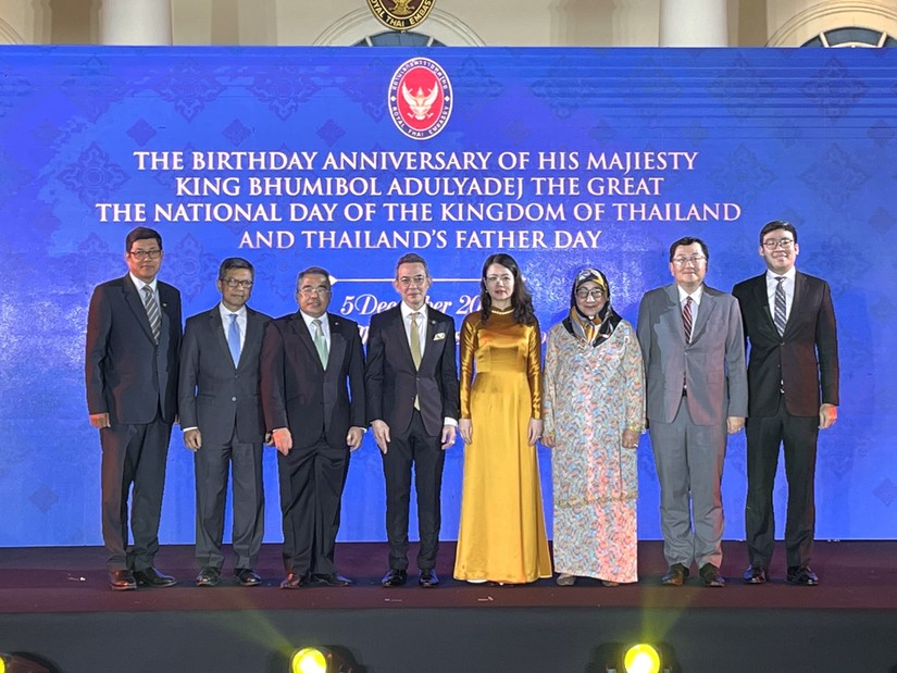 Đại sứ Thái Lan tại Việt Nam Nikorndej Balankura, Thứ trưởng Bộ Ngoại giao Nguyễn Minh Hằng cùng đại sứ một số nước ASEAN tại buổi lễ. Ảnh: Thảo Ngân.