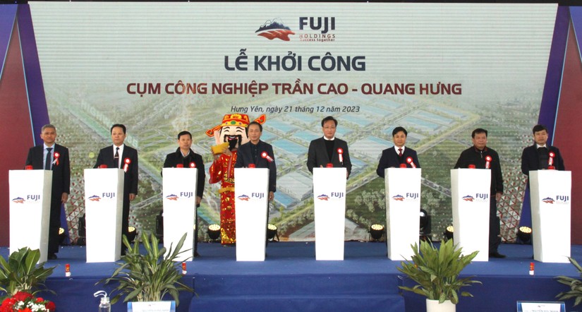 Các đại biểu nhấn nút khởi công cụm công nghiệp Trần Cao - Quang Hưng. Ảnh: Hungyen.gov.