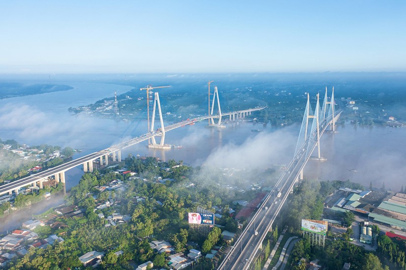 Cầu Mỹ Thuận 2 bắc qua sông Tiền, nối Vĩnh Long và Tiền Giang khi đang xây dựng. Ảnh: VGP.