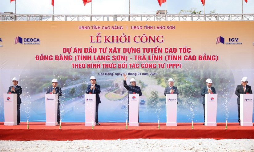 Thủ tướng cùng các đại biểu bấm nút khởi công cao tốc Đồng Đăng- Trà Lĩnh. Ảnh: VGP.