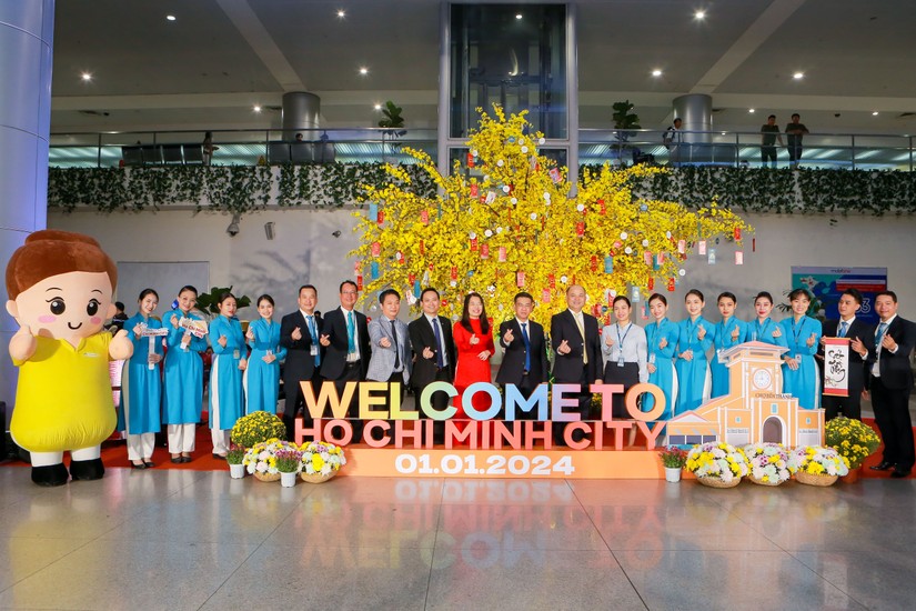 Những vị khách du lịch đầu tiên của TP HCM. Ảnh: Vietnam Airlines.