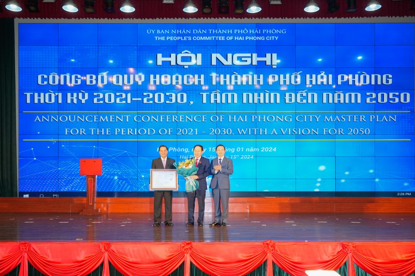 Phó Thủ tướng Trần Hồng Hà trao Quyết định phê duyệt Quy hoạch Thành phố Hải Phòng thời kỳ 2021 – 2030, tầm nhìn đến năm 2050 cho lãnh đạo thành phố. Ảnh: Haipong.gov
