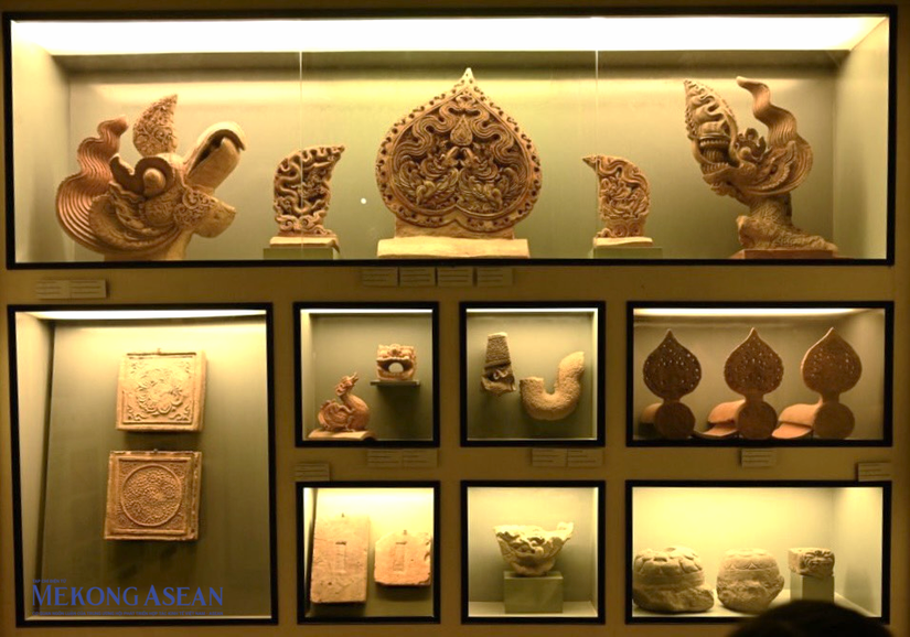 Bảo vật lá đề trang trí chim phượng đất nung thời Lý thế kỷ 11 (chính giữa hàng trên cùng) tại Hoàng thành Thăng Long. Ảnh: Quách Sơn.