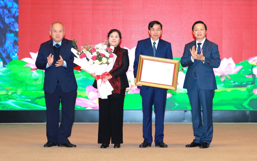 Phó Thủ tướng Trần Hồng Hà trao Quyết định của Thủ tướng Chính phủ phê duyệt Quy hoạch tỉnh Lai Châu cho lãnh đạo tỉnh Lai Châu. Ảnh: VGP