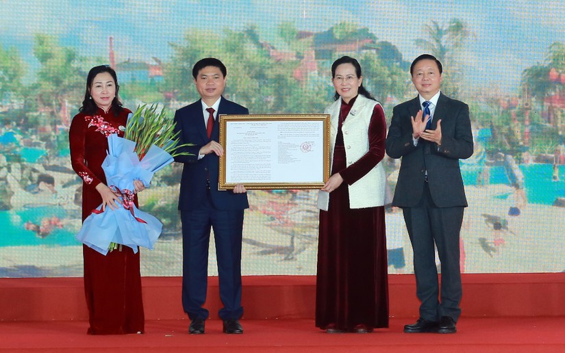 Phó Thủ tướng Trần Hồng Hà trao quyết định của Thủ tướng Chính phủ phê duyệt Quy hoạch tỉnh Hà Nam thời kỳ 2021-2030, tầm nhìn đến năm 2050 cho lãnh đạo tỉnh. Ảnh: VGP