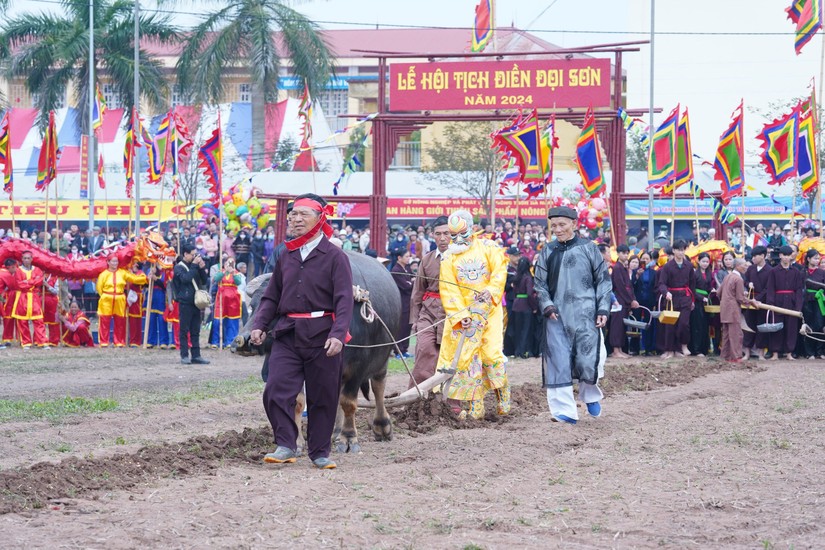 Hình ảnh nhà Vua xuống đồng cày ruộng đầu năm mới được tái hiện tại lễ hội. Ảnh: Đài PTTH tỉnh Hà Nam.
