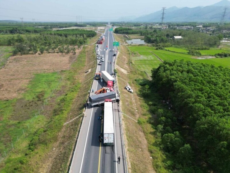 Vụ tai nạn giao thông đặc biệt nghiêm trọng trên tuyến cao tốc Cam Lộ - La Sơn chiều 18/2. Ảnh: VGP